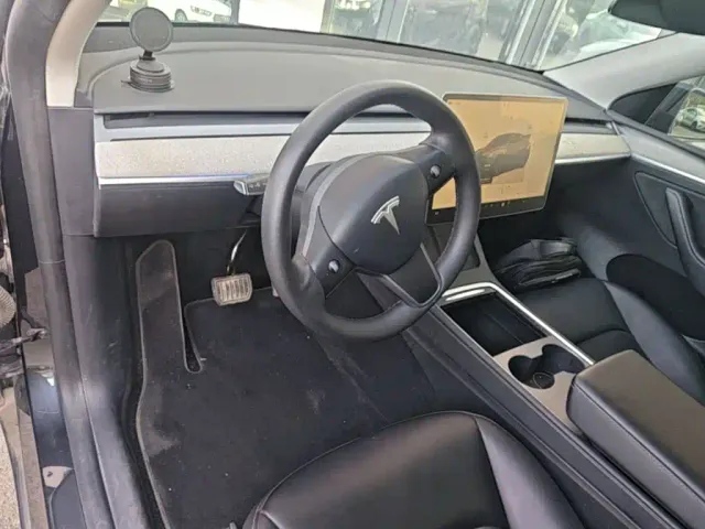 Tesla Model Y — Фото автомобиля 9