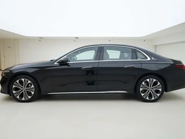 Mercedes-Benz E-Class — Фото автомобиля 3