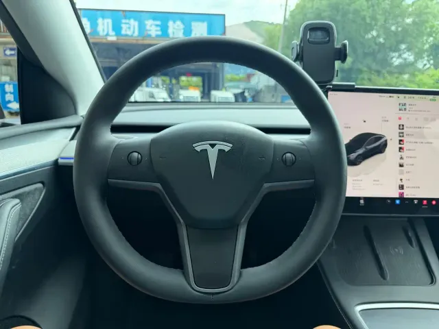 Tesla Model Y — Фото автомобиля 10