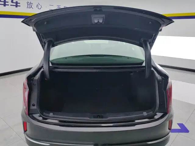 Hongqi E-QM5 — Фото автомобиля 4