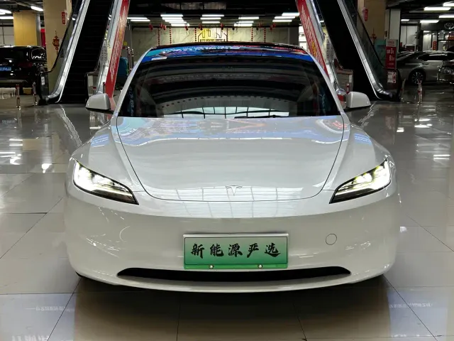 Tesla Model 3 — Фото автомобиля 2