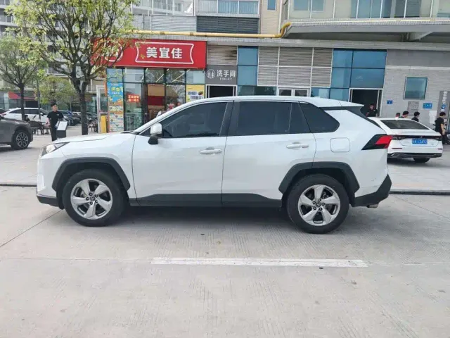 Toyota RAV4 — Фото автомобиля 3