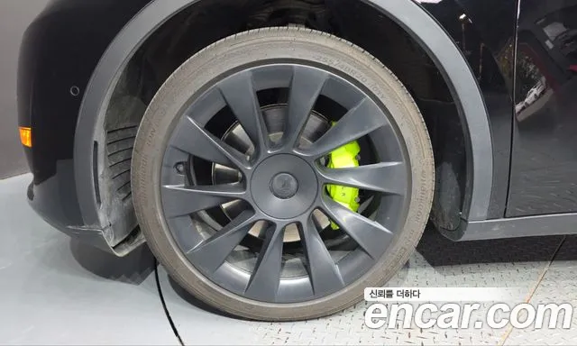 Tesla Model Y — Фото автомобиля 5
