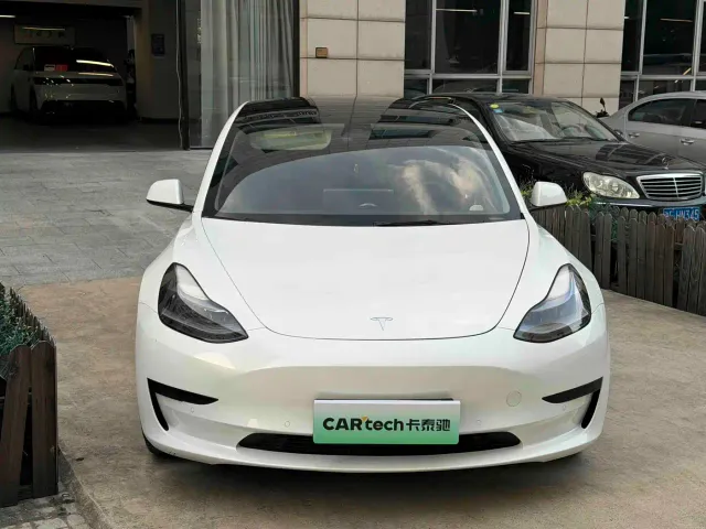 Tesla Model 3 — Фото автомобиля 2