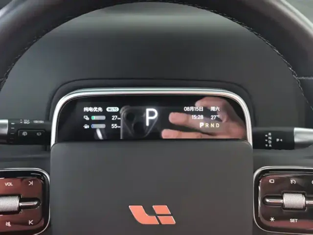 Li Auto L8 — Фото автомобиля 14