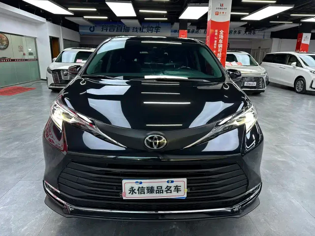 Toyota Sienna — Фото автомобиля 2