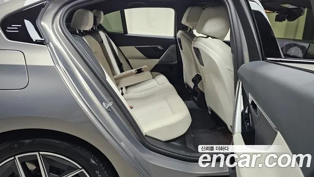 BMW 5 Series G60 — Фото автомобиля 17