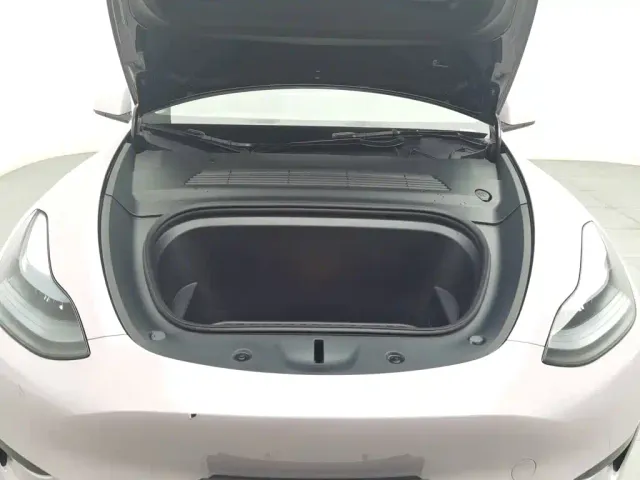 Tesla Model Y — Фото автомобиля 6