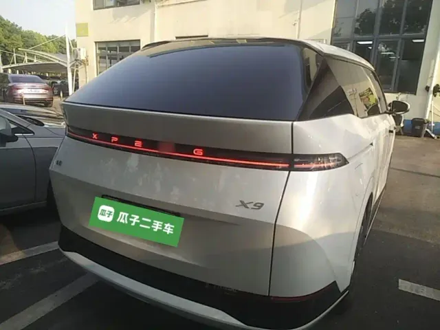 Xpeng X9 — Фото автомобиля 6