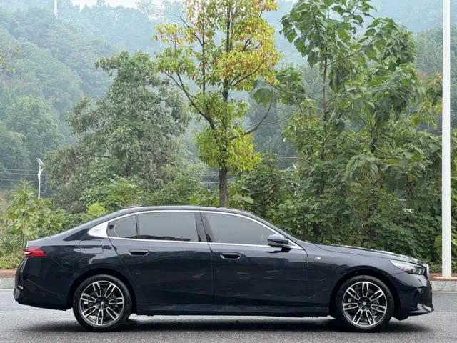 BMW 5 Series — Фото автомобиля 7
