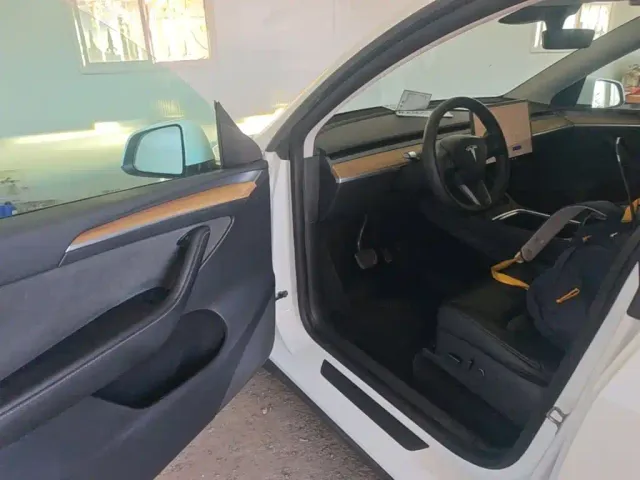 Tesla Model Y — Фото автомобиля 15