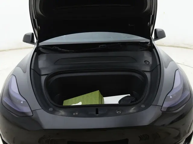 Tesla Model Y — Фото автомобиля 27