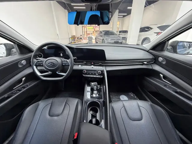 Hyundai Elantra — Фото автомобиля 16