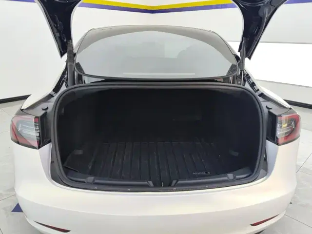 Tesla Model 3 — Фото автомобиля 4