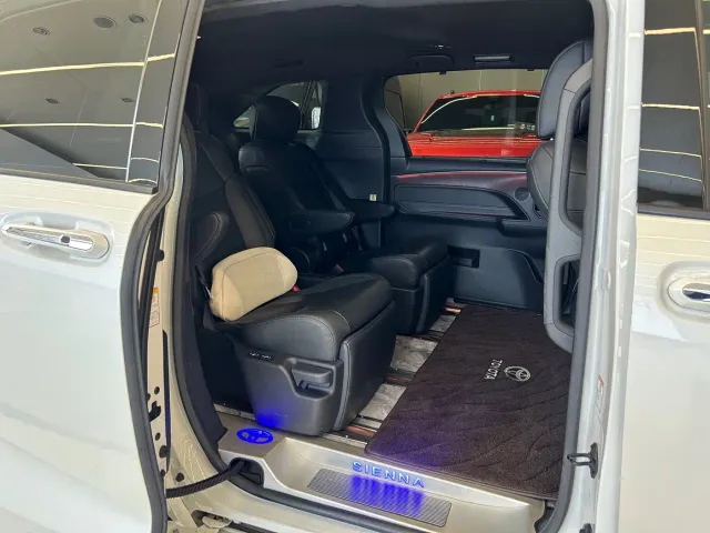 Toyota Sienna — Фото автомобиля 20