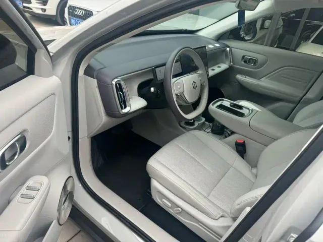 Leapmotor B10 — Фото автомобиля 5
