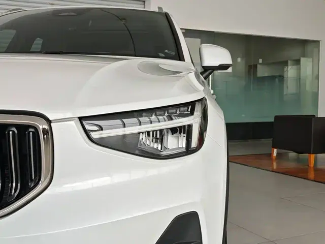 Volvo XC40 — Фото автомобиля 4