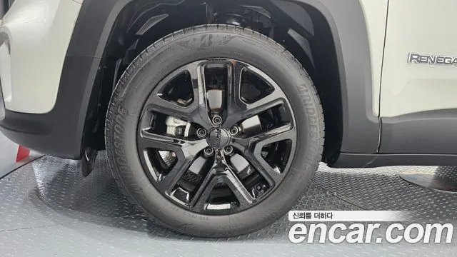 Jeep Renegade — Фото автомобиля 5