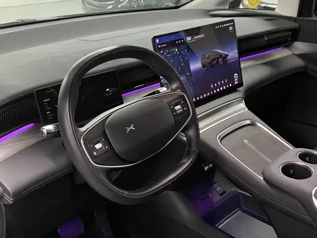 Xpeng X9 — Фото автомобиля 5