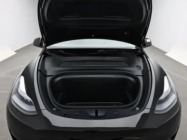 Tesla Model Y — Фото автомобиля 17