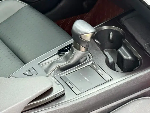 Lexus UX — Фото автомобиля 15
