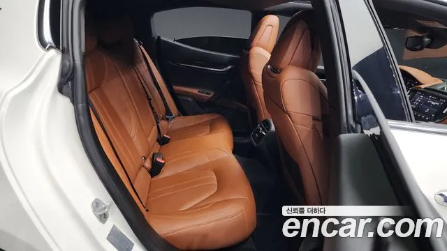 Maserati Ghibli — Фото автомобиля 12