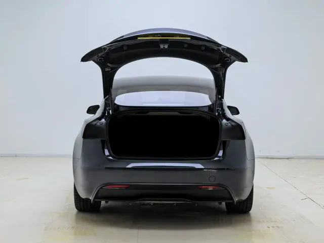 Tesla Model 3 — Фото автомобиля 9
