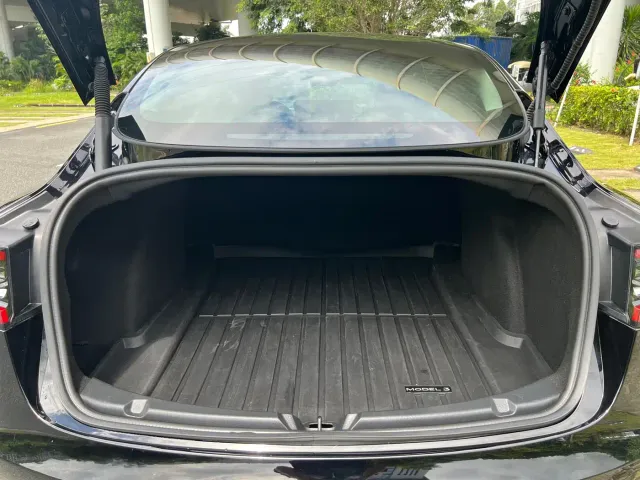 Tesla Model 3 — Фото автомобиля 9