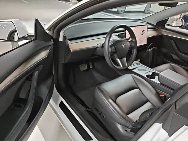 Tesla Model 3 — Фото автомобиля 15