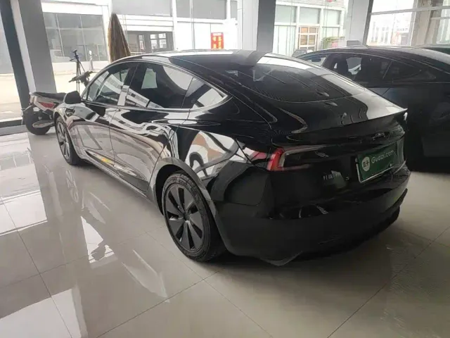 Tesla Model 3 — Фото автомобиля 4