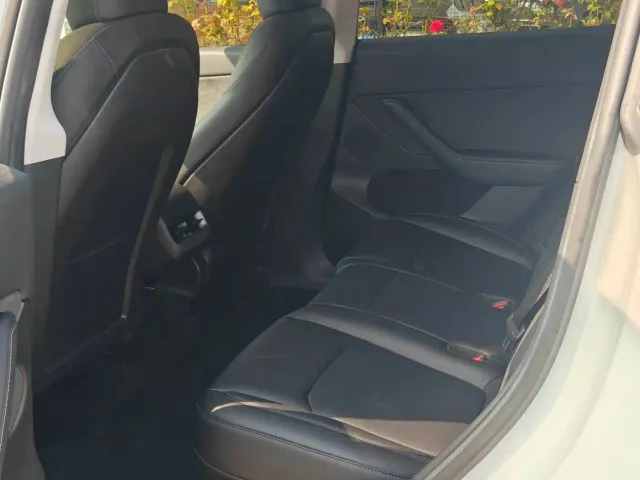 Tesla Model Y — Фото автомобиля 16