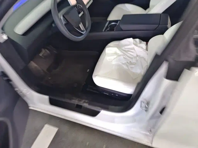 Tesla Model 3 — Фото автомобиля 19