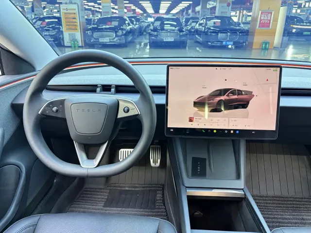 Tesla Model 3 — Фото автомобиля 6