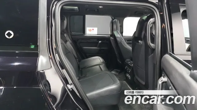 Land Rover Defender — Фото автомобиля 12