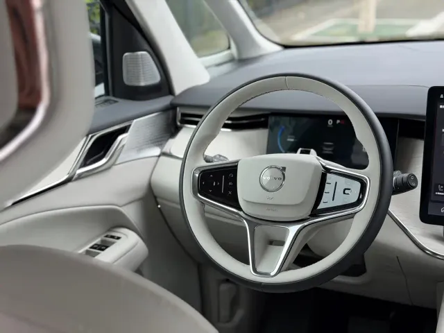 Volvo EM90 — Фото автомобиля 19