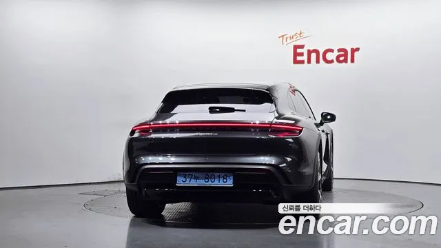 Porsche Taycan — Фото автомобиля 4