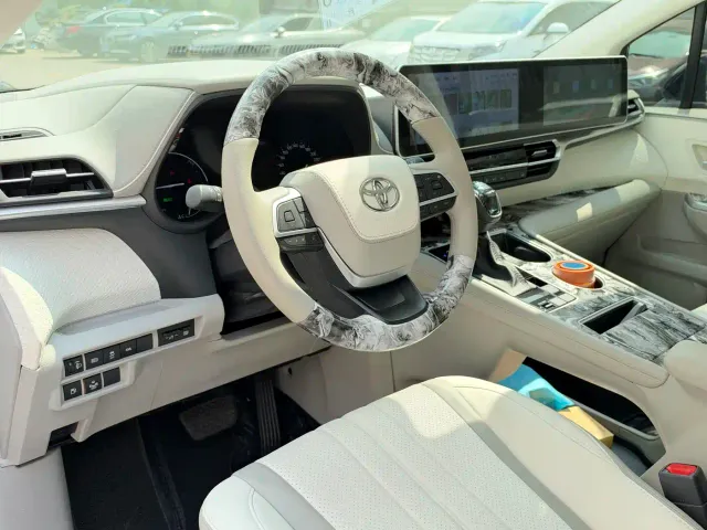 Toyota Sienna — Фото автомобиля 14