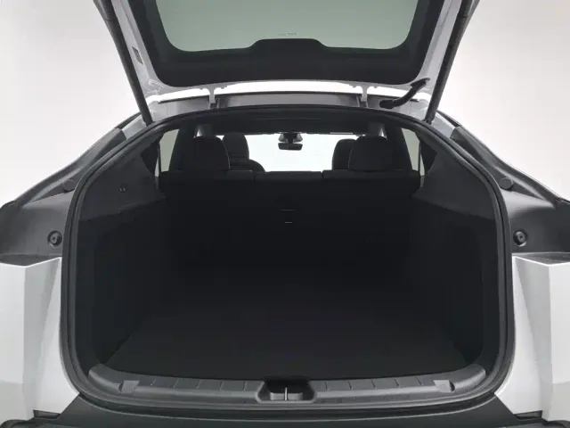 Tesla Model Y — Фото автомобиля 16