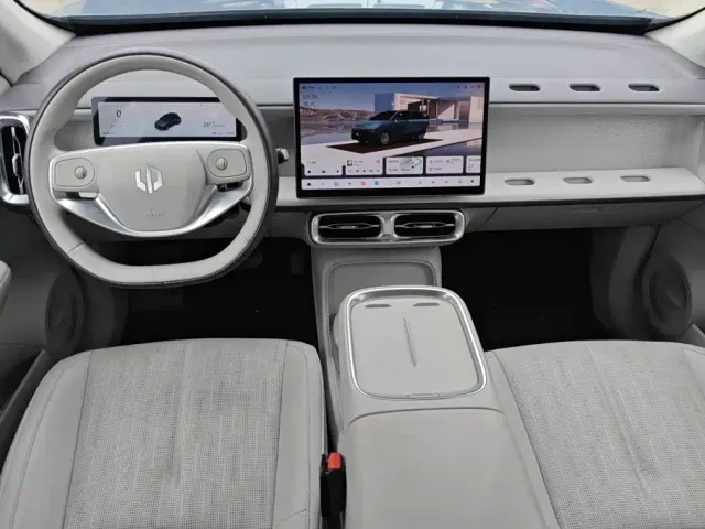Leapmotor B10 — Фото автомобиля 12