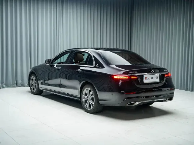 Mercedes-Benz E-Class — Фото автомобиля 9