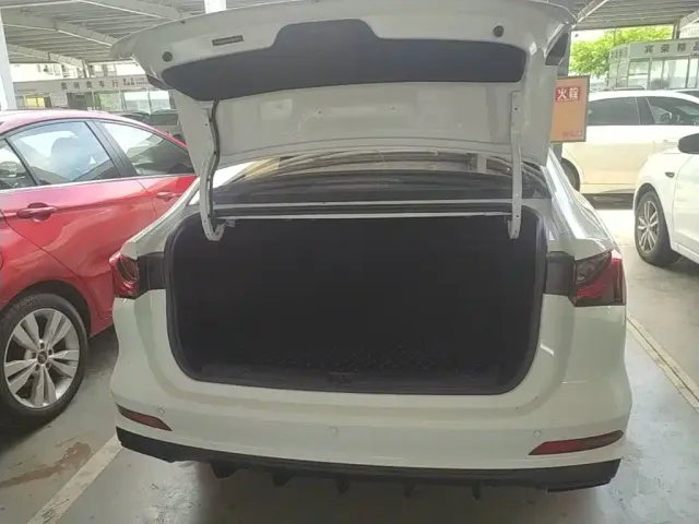 Roewe i5 — Фото автомобиля 18
