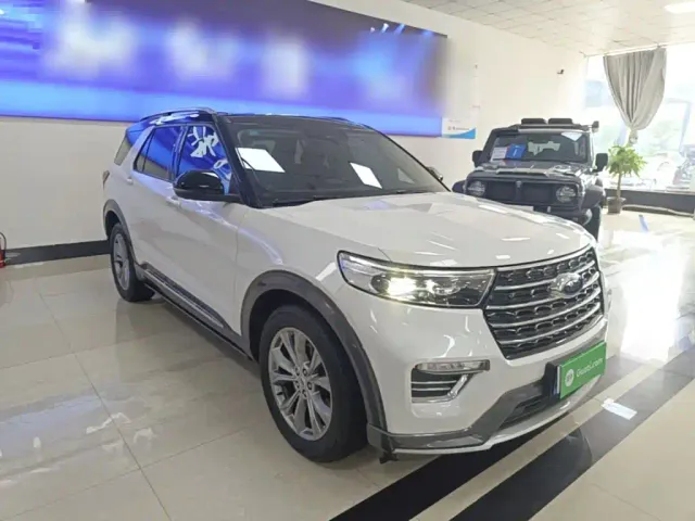 Ford Explorer — Фото автомобиля 3