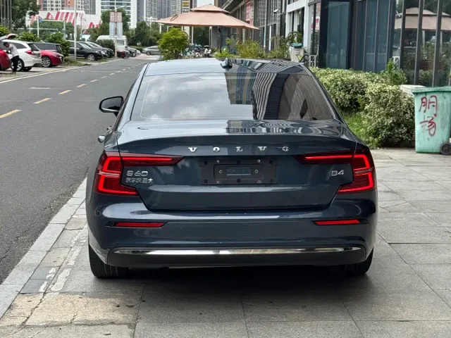 Volvo S60 — Фото автомобиля 5