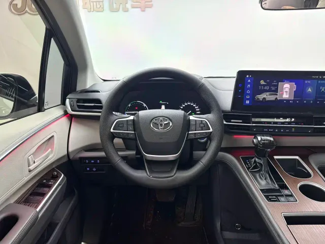 Toyota Sienna — Фото автомобиля 9