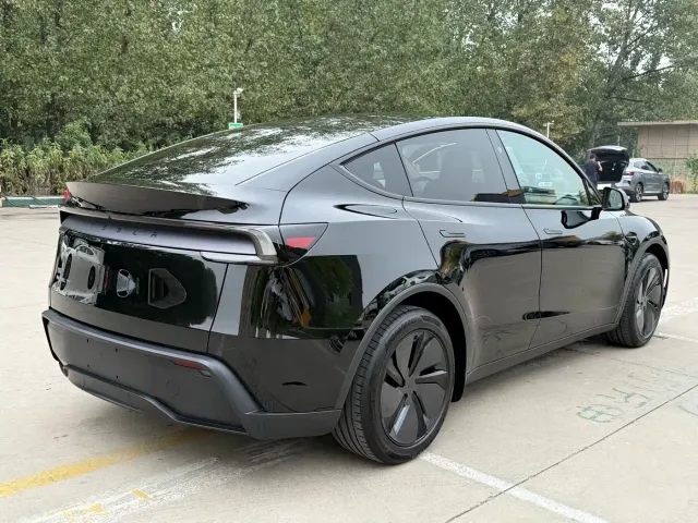 Tesla Model Y — Фото автомобиля 19