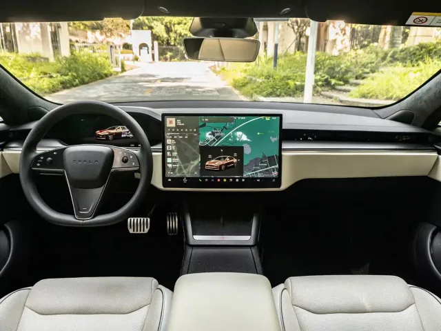 Tesla Model S — Фото автомобиля 12