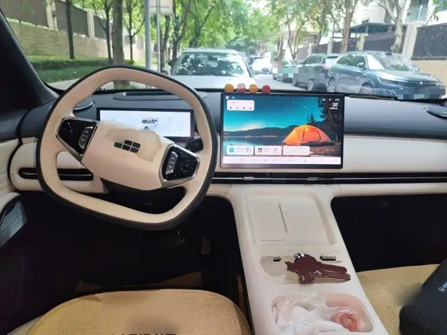 Geely Galaxy Starship 7 EM-i — Фото автомобиля 10
