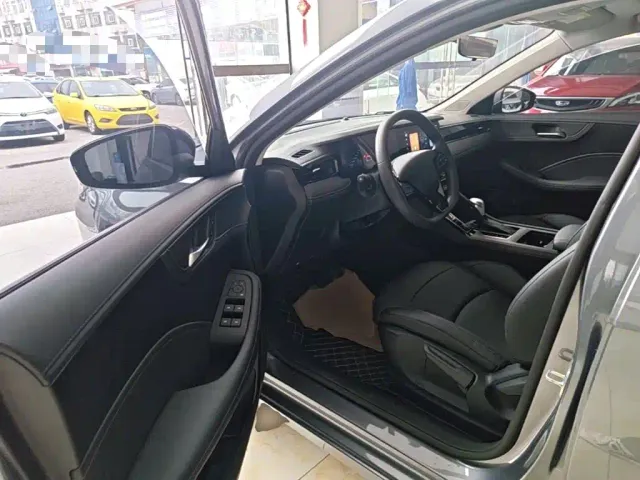 Roewe i5 — Фото автомобиля 15
