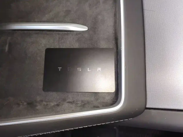 Tesla Model Y L — Фото автомобиля 16