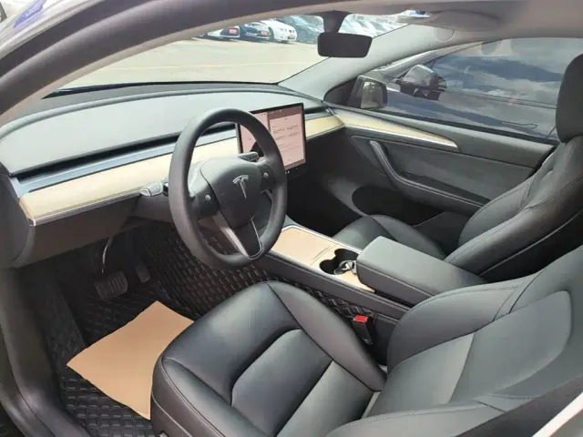 Tesla Model Y — Фото автомобиля 11